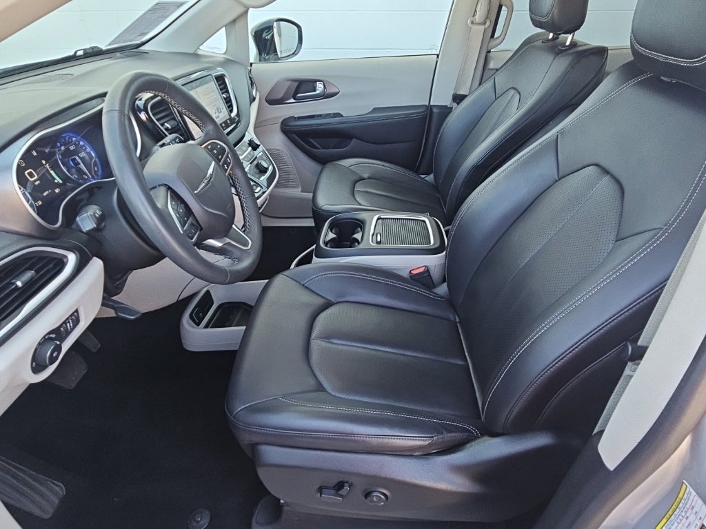 Used 2024 Chrysler Pacifica Touring-L FWD image 19