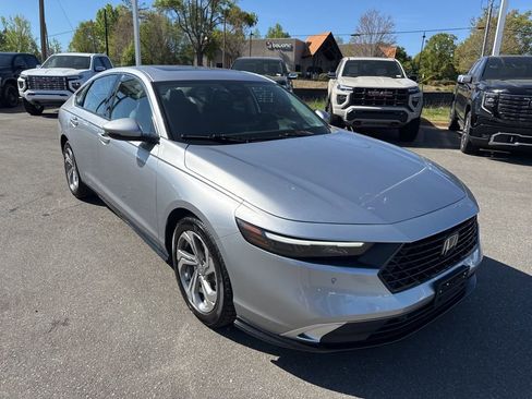 Used 2023 Honda Accord Touring image 7