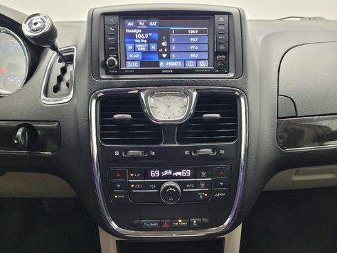 Used 2016 Chrysler Town & Country Touring image 25