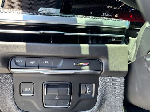 Used 2025 Cadillac Escalade ESV V AWD/4WD image 26