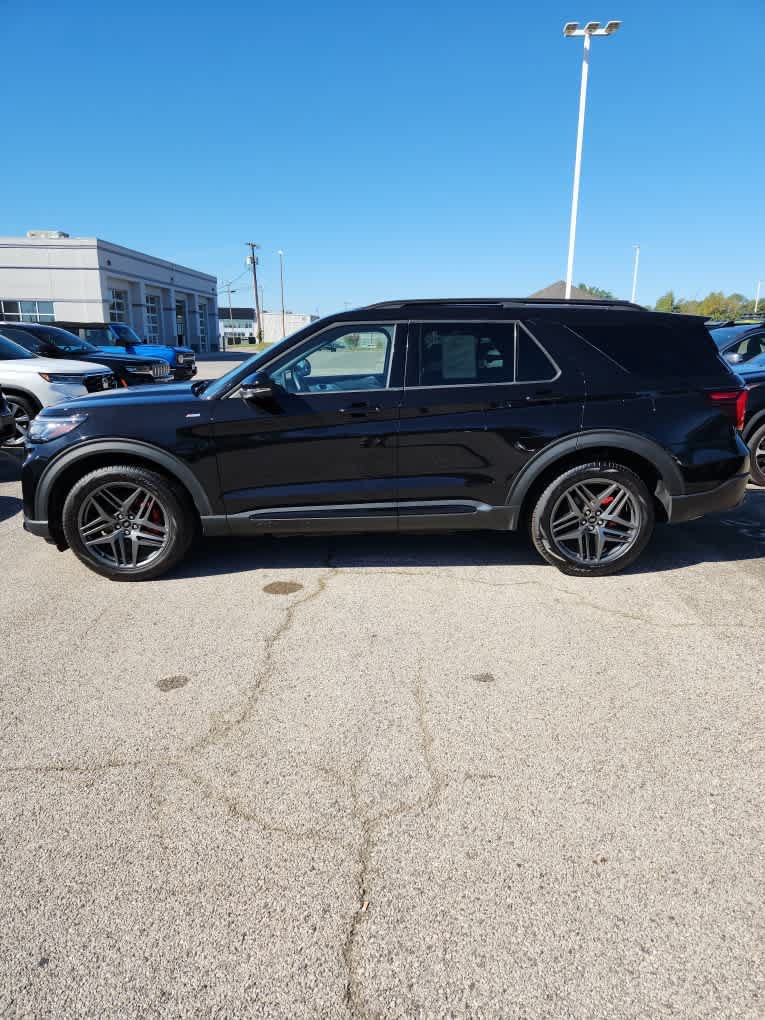Used 2025 Ford Explorer ST-Line w/ ST-Line Street Pack AWD/4WD image 14