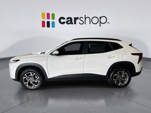 Used 2025 Chevrolet Trax LT w/ LPO, Blackout Package FWD image 2