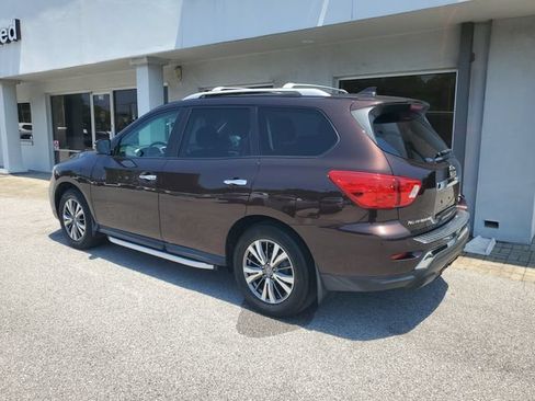 Used 2019 Nissan Pathfinder SL AWD/4WD image 2