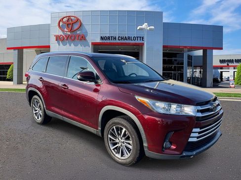 Used 2019 Toyota Highlander XLE image 2