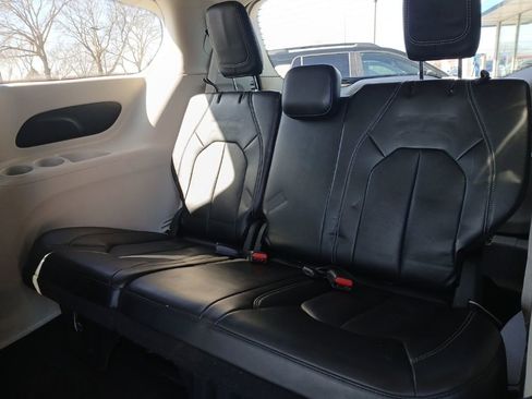 Used 2024 Chrysler Pacifica Touring-L image 31