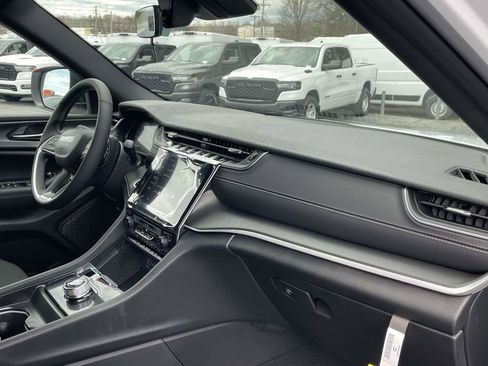 New 2025 Jeep Grand Cherokee Laredo w/ Luxury Tech Group I image 14