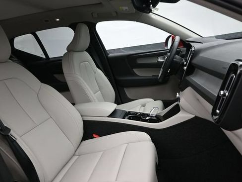 Used 2025 Volvo XC40 B5 Plus AWD/4WD image 32