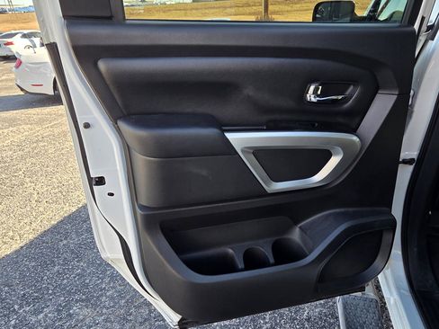 Used 2019 Nissan Titan SV w/ SV Convenience Package image 12