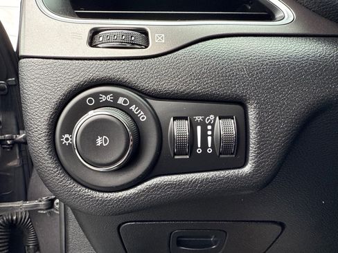 Used 2019 Jeep Cherokee Latitude Plus AWD/4WD image 26