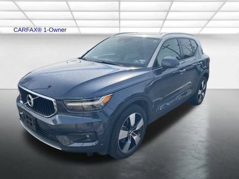 Used 2021 Volvo XC40 T5 Momentum w/ Premium Package image 1