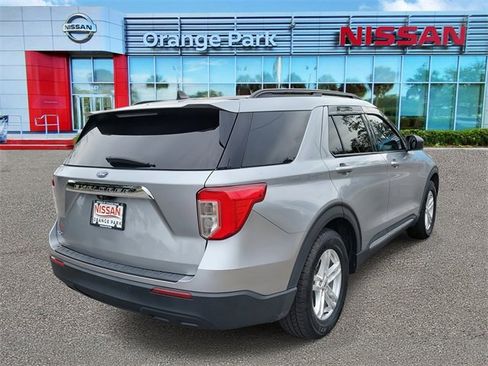 Used 2022 Ford Explorer XLT image 2