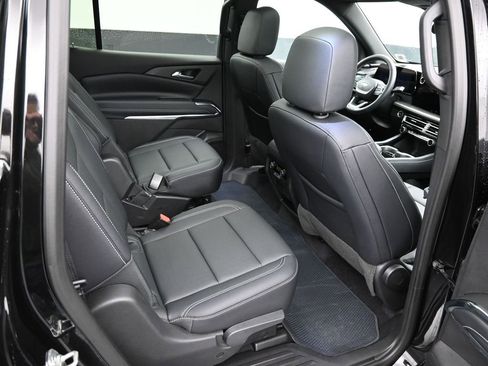 Certified 2025 Chevrolet Traverse LT w/ Sun and Wheel Package image 16