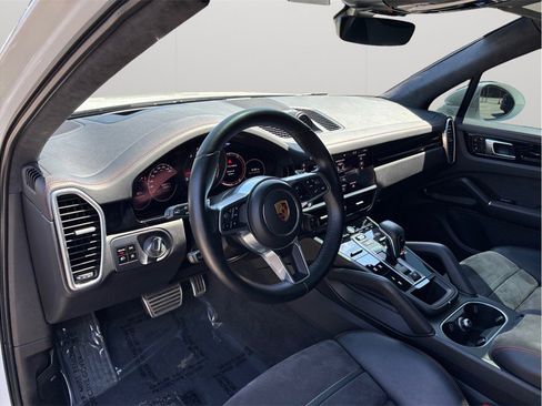Used 2021 Porsche Cayenne GTS w/ Premium Package image 6