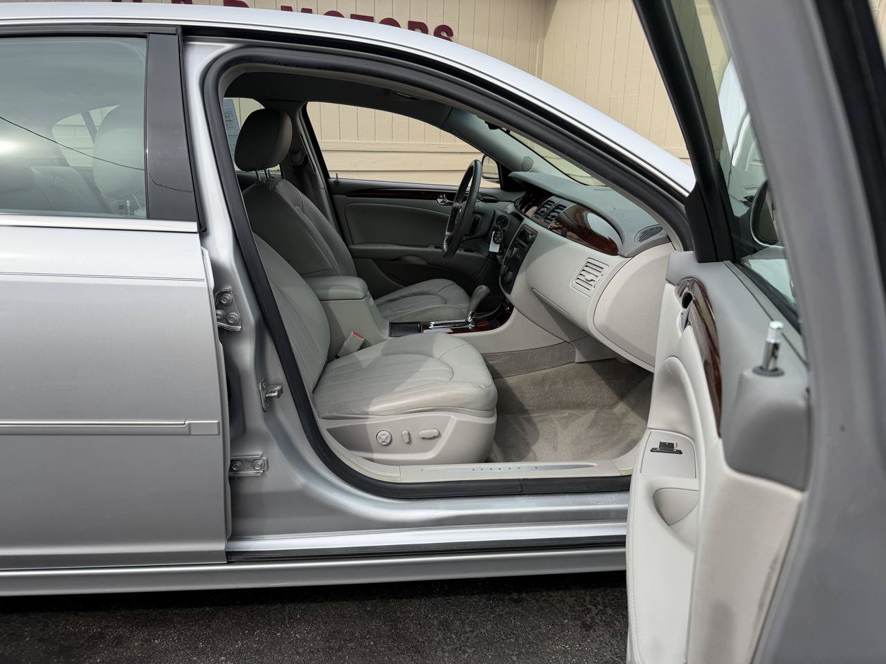 Used 2010 Buick Lucerne CXL FWD image 3