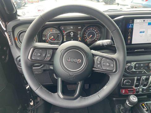 Used 2025 Jeep Gladiator Mojave w/ Convenience Group AWD/4WD image 24