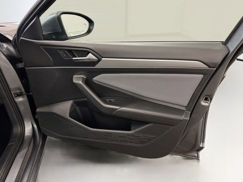 Used 2025 Volkswagen Jetta SE FWD image 34