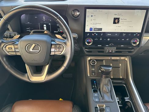 Used 2024 Lexus GX 550 image 11