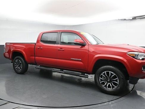Used 2022 Toyota Tacoma TRD Sport image 3