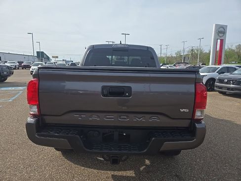 Used 2017 Toyota Tacoma TRD Sport w/ Tow Package (A/T) image 6