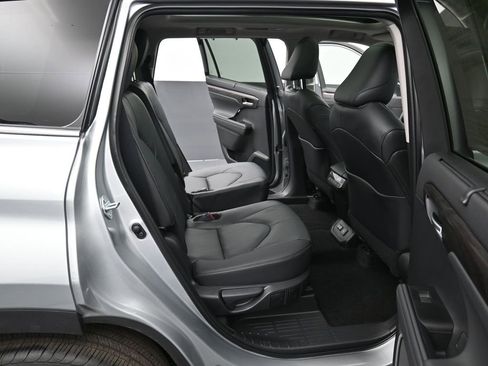 Used 2025 Toyota Highlander Platinum image 36