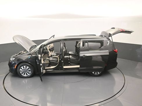 Used 2023 Chrysler Pacifica Touring-L FWD image 65