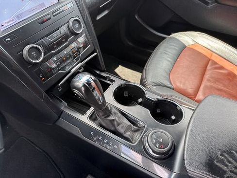Used 2019 Ford Explorer XLT w/ Equipment Group 202A AWD/4WD image 22