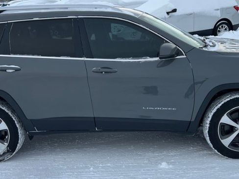 Used 2019 Jeep Cherokee Limited image 9