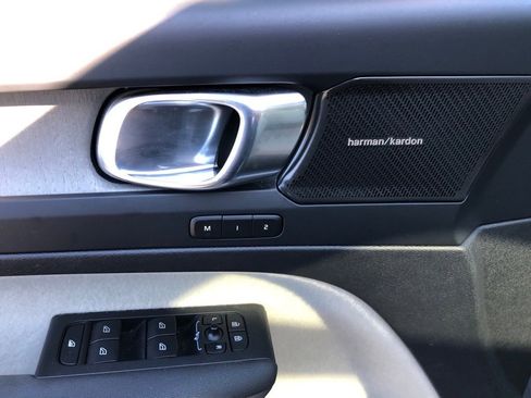 Used 2023 Volvo XC40 B5 Ultimate w/ Protection Package Premier image 12