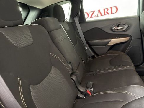 Used 2017 Jeep Cherokee Latitude w/ Cold Weather Group image 18