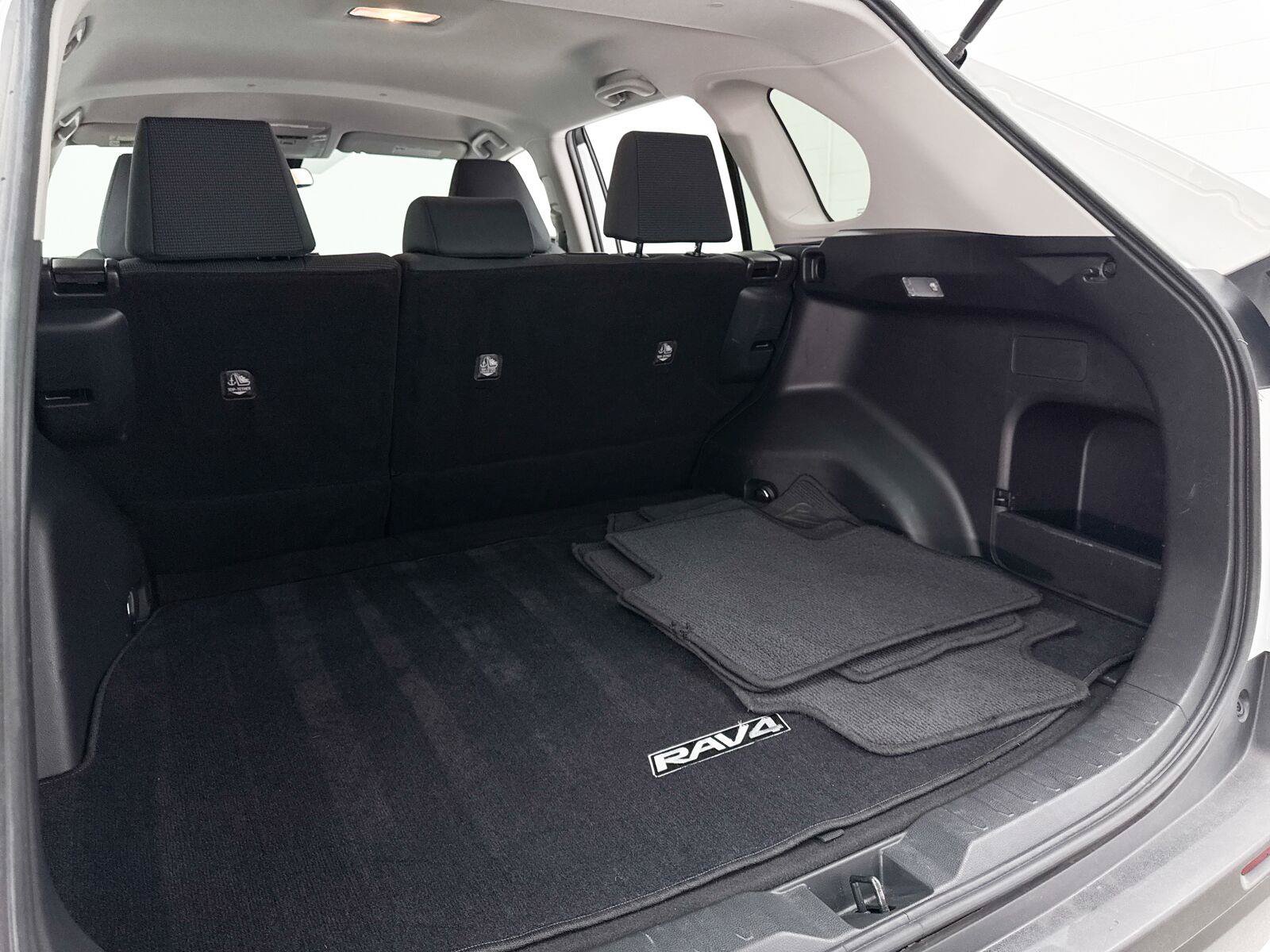 Used 2021 Toyota RAV4 LE w/ Carpet Mat Package (TMS) FWD image 31