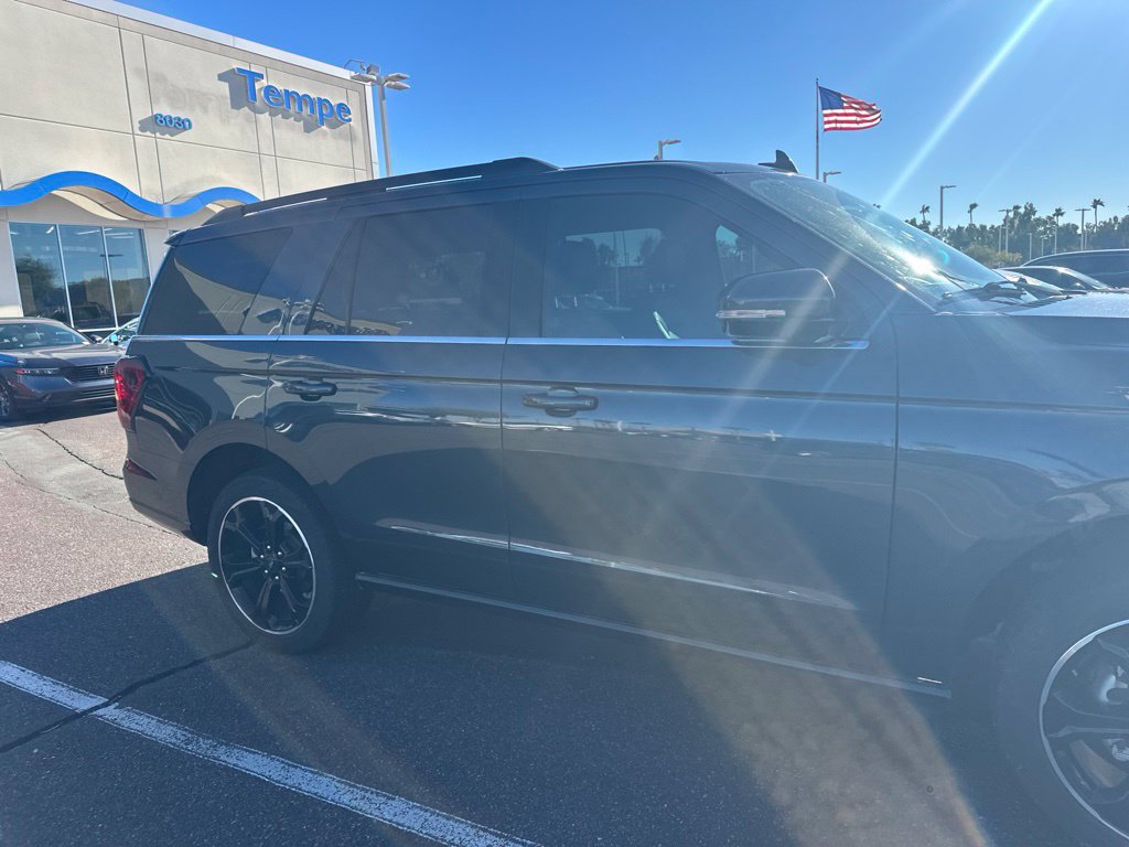 Used 2024 Ford Expedition Limited AWD/4WD image 4