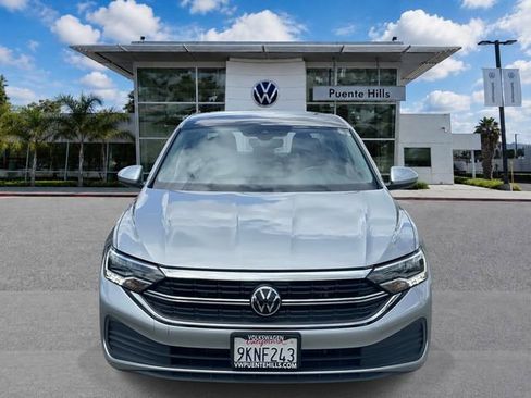 Used 2023 Volkswagen Jetta SE FWD image 2