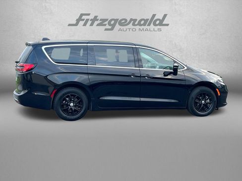 Used 2024 Chrysler Pacifica Touring-L FWD image 3