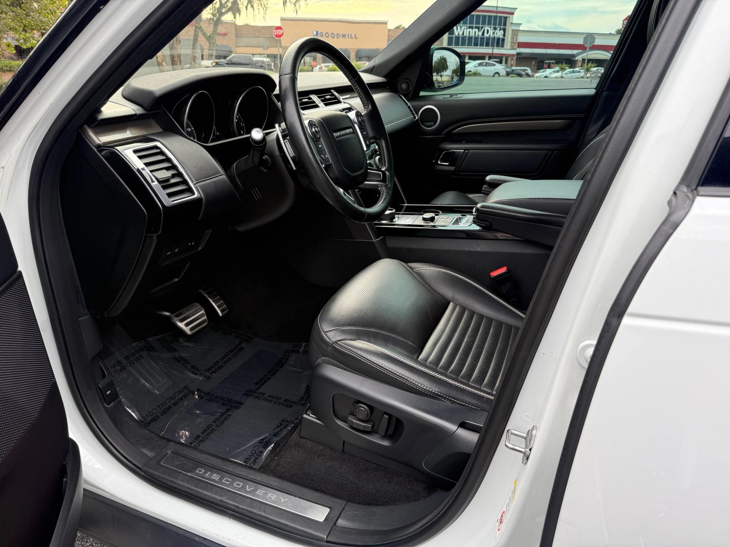 Used 2017 Land Rover Discovery HSE Luxury AWD/4WD image 9