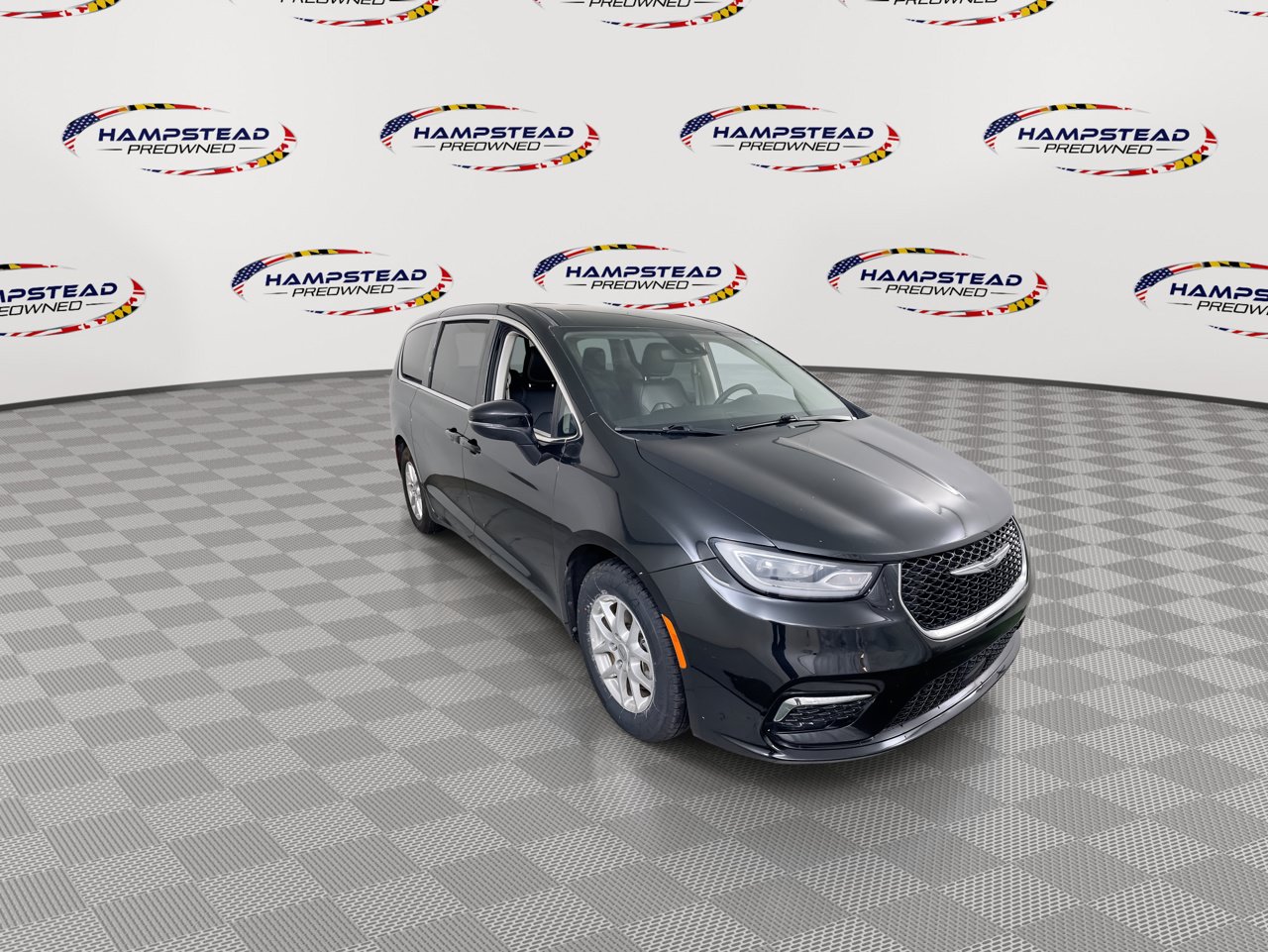 Used 2023 Chrysler Pacifica Touring-L FWD image 2