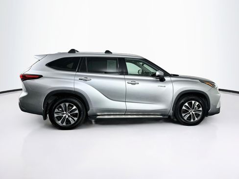 Used 2021 Toyota Highlander XLE AWD/4WD image 10