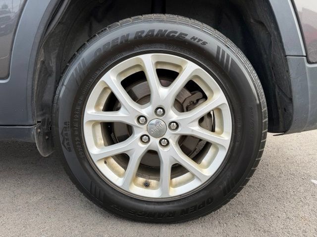 Used 2015 Jeep Cherokee Latitude AWD/4WD image 8