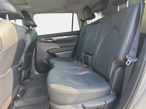 Used 2021 Toyota Highlander Limited FWD image 15