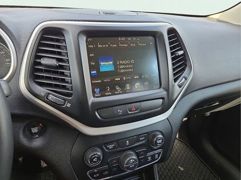 Used 2018 Jeep Cherokee Latitude Plus w/ Comfort/Convenience Group FWD image 16