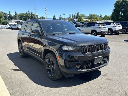 Used 2023 Jeep Grand Cherokee Altitude AWD/4WD image 7