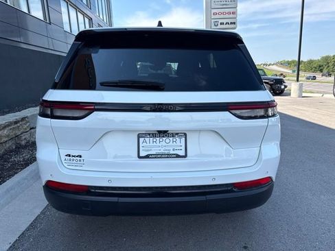 Used 2023 Jeep Grand Cherokee Altitude AWD/4WD image 4