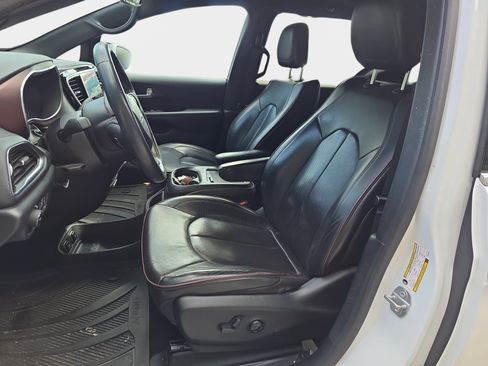 Used 2020 Chrysler Pacifica Limited FWD image 5