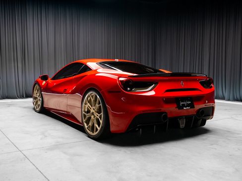 Used 2018 Ferrari 488 GTB RWD image 3