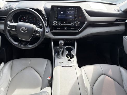 Used 2021 Toyota Highlander XLE image 17