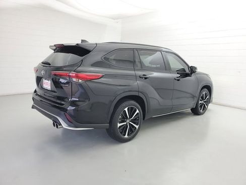 Used 2022 Toyota Highlander XSE AWD/4WD image 5