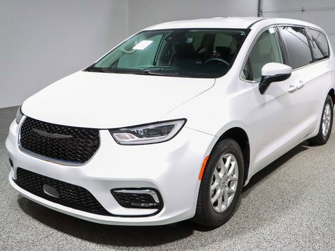 Used 2023 Chrysler Pacifica Touring-L FWD image 32