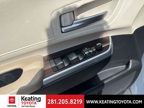 Used 2024 Toyota Sienna XLE FWD image 11