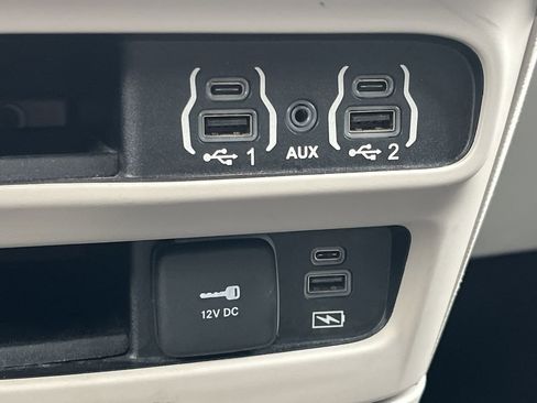 Used 2022 Chrysler Pacifica Touring-L image 6