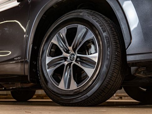 Used 2023 Toyota Highlander XLE image 11