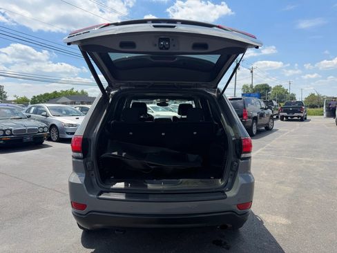 Used 2019 Jeep Grand Cherokee Laredo AWD/4WD image 39